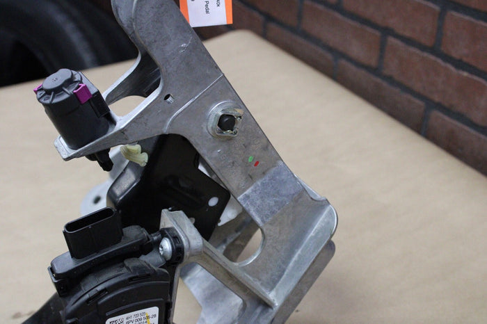 13-18 AUDI A4/A6/A7/S7 ACCELERATOR GAS PEDAL & BRAKE STOP PEDAL OEM 4H1-723-523