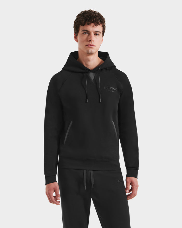 A man wearing the Rudsak BROOKLYN - 6525593 black hoodie.