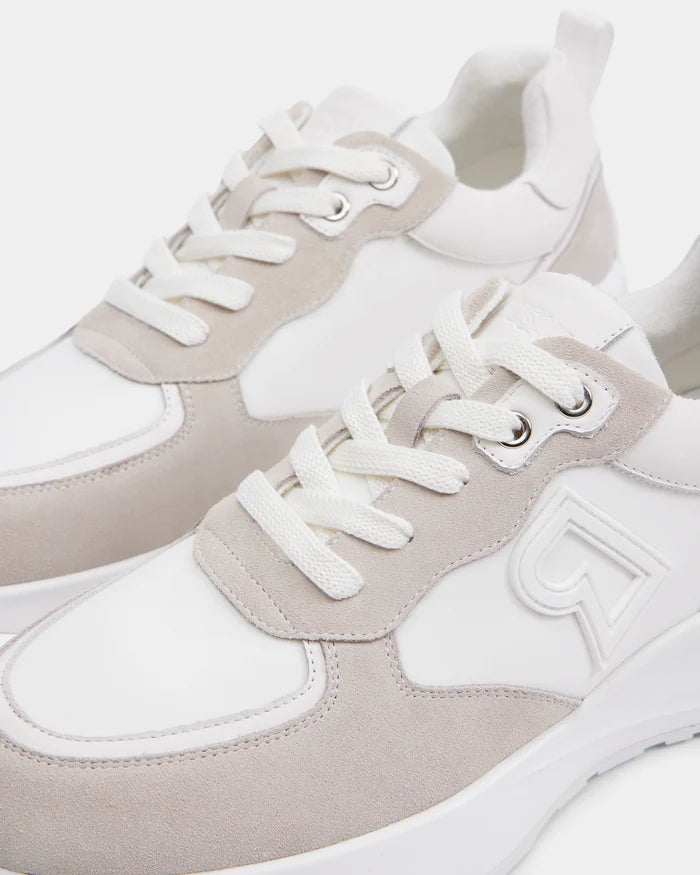 A close-up of the Rudsak LIONEL - 6225001 Iceland men’s lace-up sneaker in white and light beige showcases its sporty, modern design with white laces and a raised letter A on the side, set against a plain white background.