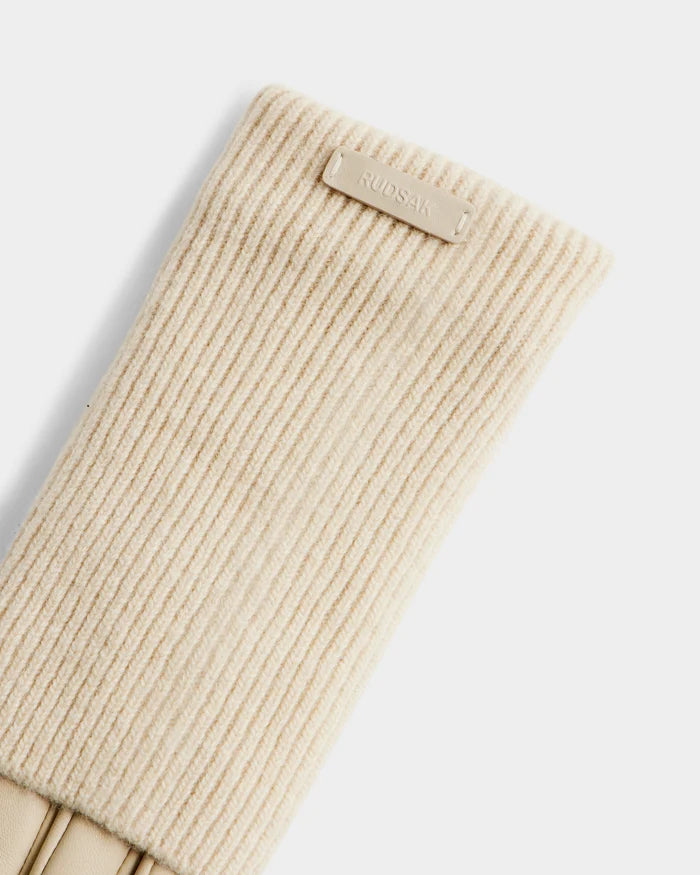 Close-up of the MARINE - 8424516 Vanilla ribbed beige wool glove by Rudsak, featuring a metal RUDSAK tag on the cuff, photographed on a white background—a chic essential for fall.