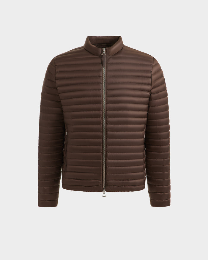 The Rudsak REYMOND M - M125523 Mocha is a men’s brown lightweight down jacket featuring horizontal stitching, a front zipper, and collarless design, made from recycled nylon with RDS-certified down, shown on a white background.