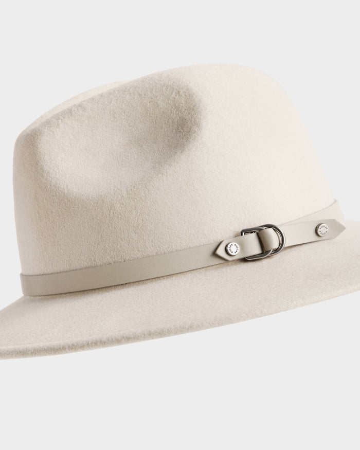The Rudsak ZELDA - 8425536 Vanilla is a cream women’s fedora made from premium felted wool, featuring a wide brim, matching leather band, and silver buckle detail, displayed on a plain white background.